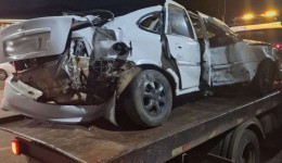 Motorista fica ferido após carro atingir muro e poste na PR-170