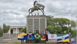 Beltronenses entregam Chama Paixão Côrtes na Argentina