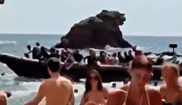 Chegada de barco com dezenas de imigrantes surpreende banhistas em praia da Espanha