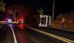 Motorista fica ferido após caminhão tombar na PR-475 entre Francisco Beltrão e Verê