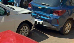 Colisão em sequência deixa um ferido e bloqueia trecho da Rua Mandaguari