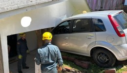 Carro invade residência e fica "entalado" em estrutura em Cunha Porã