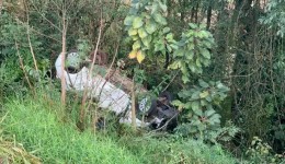 Mulher é encontrada após passar a noite em carro capotado na PR-566