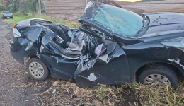 Motorista fica gravemente ferido após carro sair da pista e bater contra árvore na BR-158