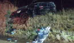 Homem é encontrado morto e outro ferido com perfurações de faca após acidente na BR-470