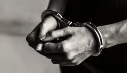 Mulher é presa após ameaçar família com faca e manter vítimas em cárcere privado