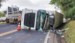 Motorista fica ferido após caminhão tombar na PRC-280