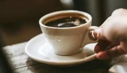 Beber café ao acordar faz mal? Sem comprovação, dúvida se espalha nas redes