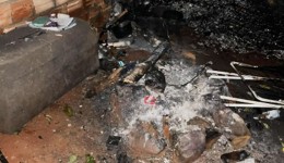 Incêndio destrói barraco e mobiliza Bombeiros durante a noite