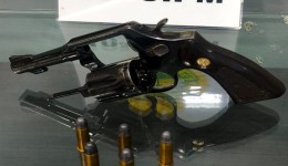 Homem é preso por porte ilegal de arma de fogo