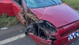 Mulher desmaia após colisão entre carro e caminhão