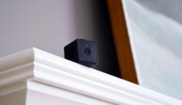 Homem é preso suspeito de instalar câmera escondida para gravar amigas no banheiro