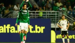 Hulk faz dois, mas Palmeiras volta a vencer no Brasileirão e entra no G-4