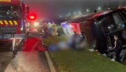 Turista morre e 12 pessoas ficam feridas em tombamento de ônibus