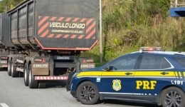 Bitrem com placa de PVC e 37 toneladas de carga acima do permitido é apreendido na BR-376, no Paraná