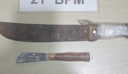 Mulher de 58 anos é presa após ameaçar servidores com facão e canivete