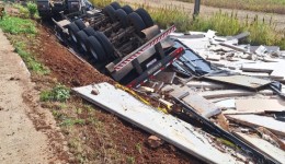 Jovem de 18 anos fica preso às ferragens após caminhão tombar na “Curva da Morte” em Guarujá do Sul