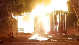 Casa é destruída por incêndio