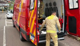 Motociclista fica ferido após queda ao tentar evitar colisão