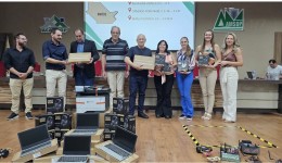 Traiano realiza entrega de equipamentos para estudantes de Francisco Beltrão