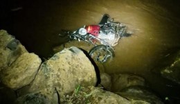 Perseguição policial termina com dois menores feridos após queda de moto em rio