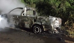 Veículo é destruído por incêndio às margens da PR-180