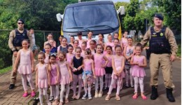 PM realiza transporte de 30 crianças para ensaio de apresentação artística