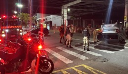 Colisão entre dois carros deixa mulher ferida no centro