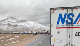 Caminhoneiros paranaenses ficam presos em vila na Argentina após nevasca fechar rodovias na fronteira com o Chile