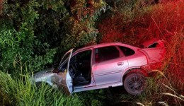 Duas pessoas ficam feridas após carro sair da pista na PR-180