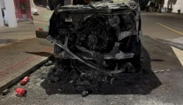 Incêndio atinge van e mobiliza Corpo de Bombeiros