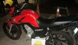 Motociclista perde controle durante fuga e tem moto apreendida