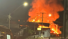 Explosão provoca incêndio em empresa da construção civil