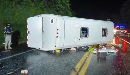 Ônibus de turismo com destino ao Paraguai tomba na BR-277, deixa um morto e 21 feridos, no Paraná