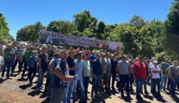 Produtores de leite realizam manifestação pacífica na BR-158 em Rio Bonito do Iguaçu
