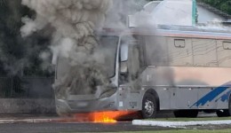 Ônibus do transporte de trabalhadores pega fogo