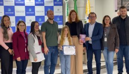 Escritora mirim, Esther Denardi, recebe Moção de Aplausos da Câmara de Francisco Beltrão
