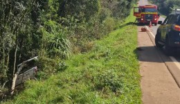 Caminhonete cai em ribanceira na BR-280 e deixa casal ferido