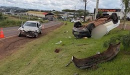 Três pessoas ficam feridas após colisão entre dois veículos