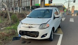 Motociclista fica ferida após colisão no centro