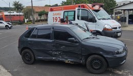 Colisão entre dois veículos é registrada no centro