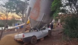Carro sai da pista, atinge silo e estrutura com 10 toneladas de grãos desaba no Paraná
