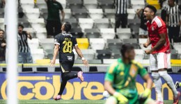 Atlético-MG vence o Internacional na Arena MRV e conquista a primeira vitória