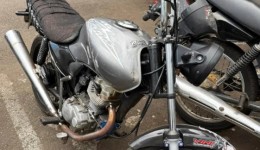 Motocicleta com sinais adulterados é apreendida e homem é detido