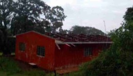 Casa é destelhada por ventos fortes no Oeste do Paraná