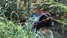 Carro sai da pista e capota em barranco, deixando duas pessoas feridas