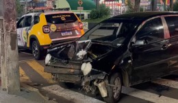 Motorista colide carro contra loja durante perseguição policial no centro