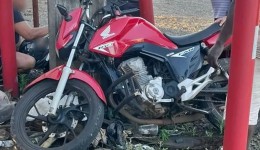 Jovem sofre fratura exposta em colisão entre motocicleta e carro