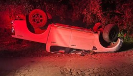 Motorista fica ferido após caminhonete capotar na zona rural