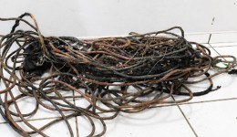PM flagra dois homens queimando fios elétricos para retirar cobre
